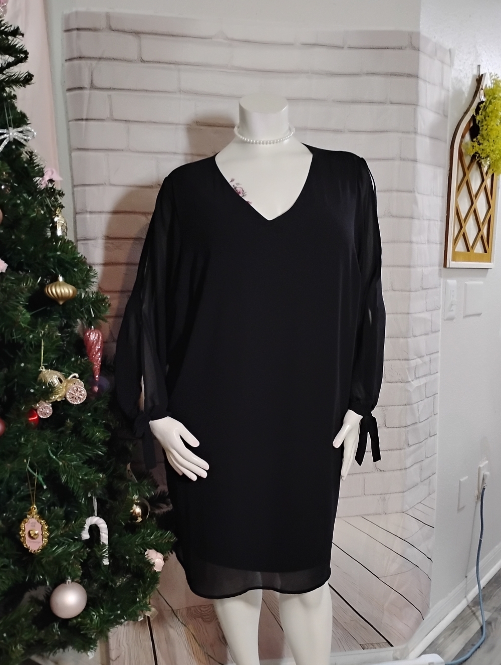 figure flattering Plus Size 3X Elegant Black V-Neck Long Sleeve Dress